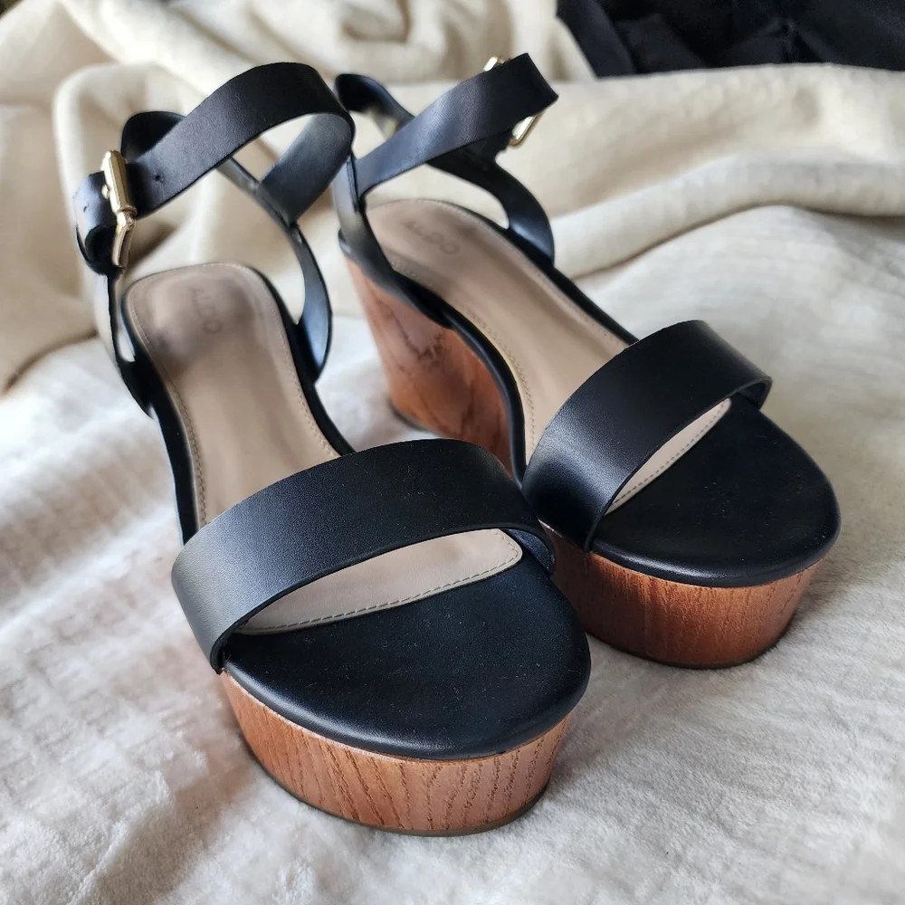 EUC ✅️ Wedge Sandal - Picture 2 of 5